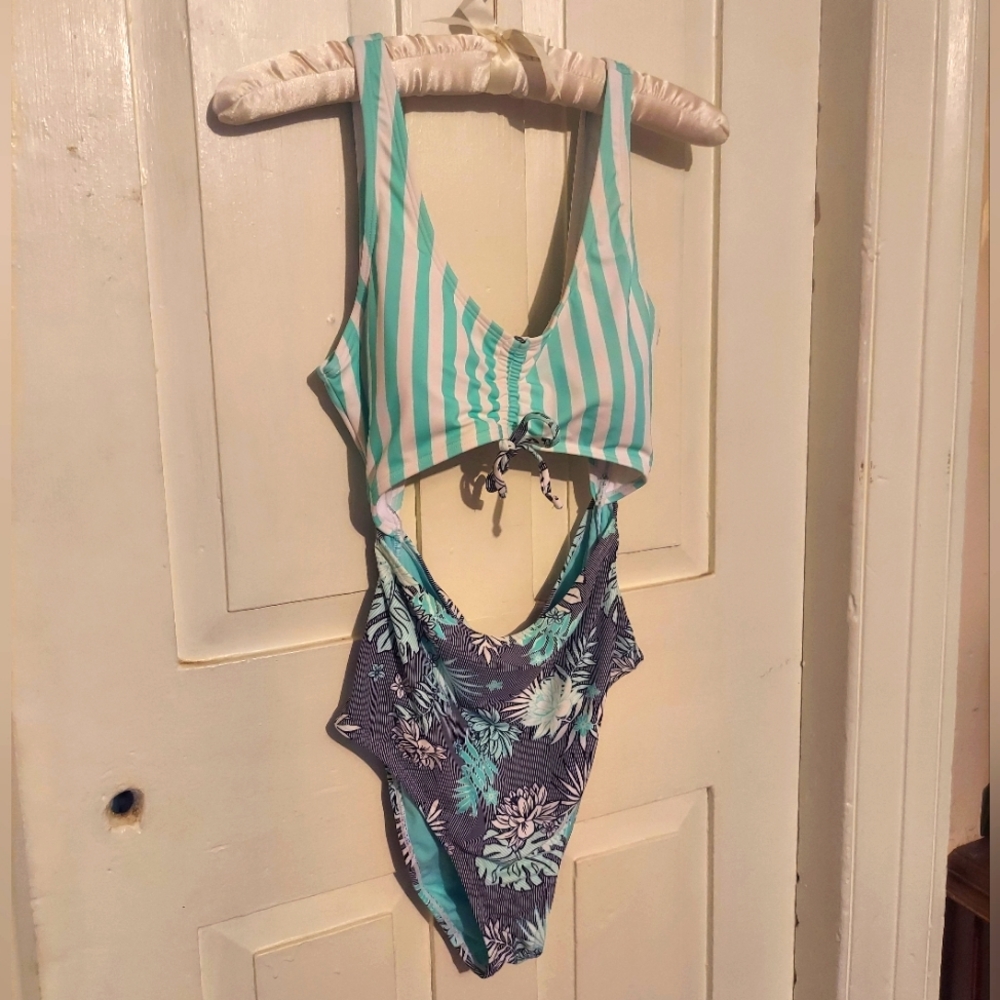 CutOut One Piece Swim Suit size Large 🩵